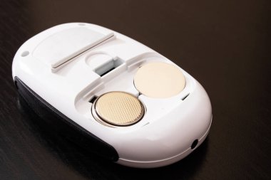 Ahşap arkaplanda elektronik cihazda pil bağlantısı