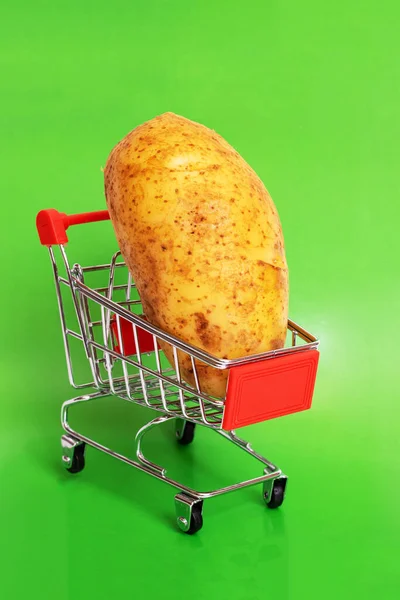 Patatas Una Cesta Compra Sobre Fondo Verde —  Fotos de Stock