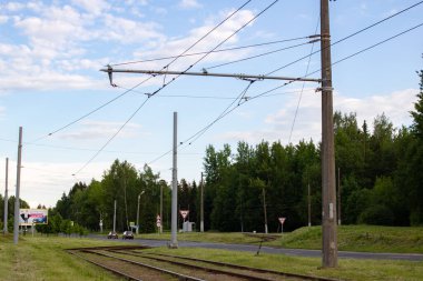 BELARUS, NOVOPOLOSK - 09 HAZİRAN, 2021: Tramvay rayları ve arabalar
