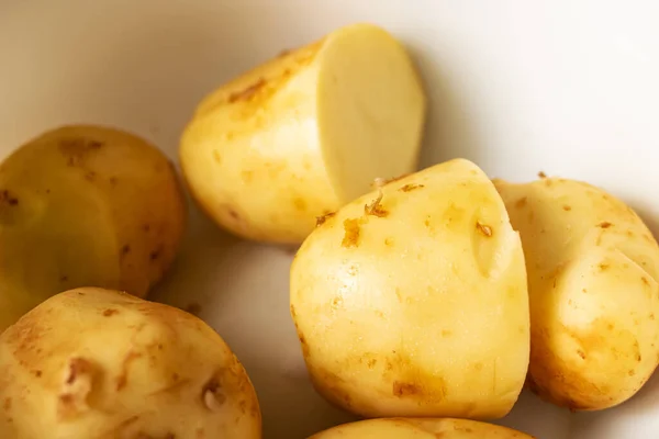 Yellow Peeled Potatoes Bowl Close — Stock Photo, Image