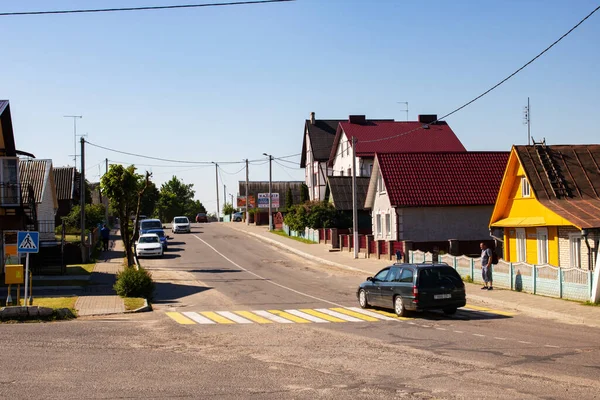 Belarus Novopolotsk 2021年6月14日 乡村道路上的汽车在阳光下行驶 — 图库照片