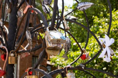 Aşıkların kilitleri köprüde asılı