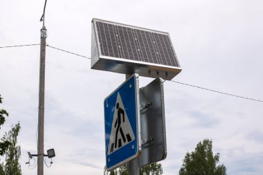 Yaya geçidi tabelası ve güneş pili kapanıyor.