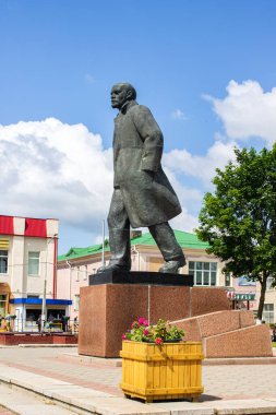 BELARUS, POSTAVY - 09 HAZİRAN 2021: Mavi gökyüzüne karşı Lenin Anıtı