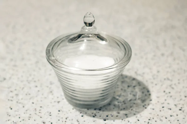 テーブルの上の塩のレトロなスタイルのガラス瓶を閉じる — ストック写真