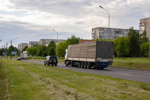 Belarus Novopolosk Junio 2021 Cerca Los Coches Gran Carretera Ciudad — Foto de Stock