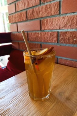 Armut ve limonlu çay.