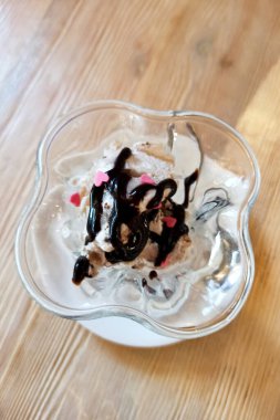 Tahta masada çikolatalı dondurma.