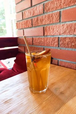 Ahşap masada armut ve limonlu çay.