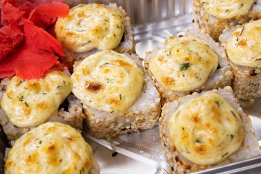 Kavanozda peynirli rulo, yakın plan.