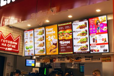 BELARUS, NOVOPOLOTSK - 02 JULE, 2021: Burger King menüsü olan ilan panosu