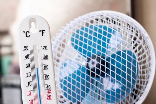 Pequeño ventilador y termómetro de mercurio de habitación primer plano — Foto de Stock