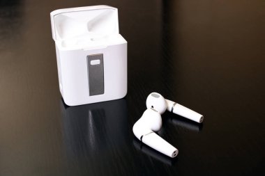 Kablosuz kulaklıklar ahşap bir masada. Yakın plan.