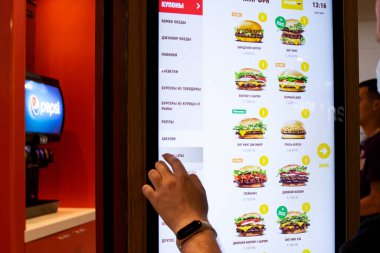 BELARUS, NOVOPOLOTSK - 02 JULE, 2021: Burger King menüsü olan ilan panosu