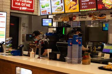 BELARUS, NOVOPOLOTSK - 02 JULE, 2021: Burger King menüsü olan ilan panosu