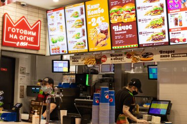 BELARUS, NOVOPOLOTSK - 02 JULE, 2021: Burger King menüsü olan ilan panosu