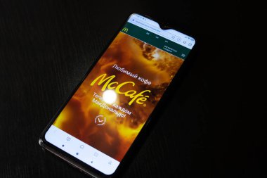 BELARUS, NOVOPOLOTSK - 16 HAZİRAN, 2021: McDonald 's menüsü uygulamada yakın planda