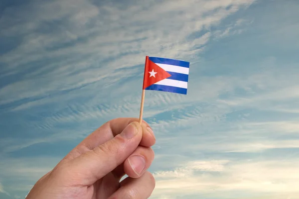 Petit Drapeau Cuba Main Sur Fond Ciel Bleu Gros Plan — Photo