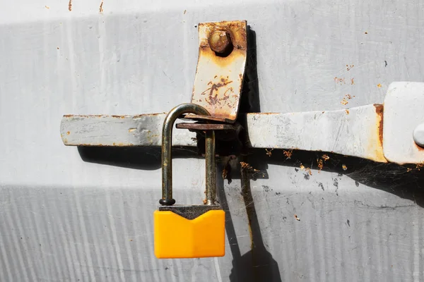 Gri Metal Kapıdaki Sarı Asma Kilit Yaklaş — Stok fotoğraf