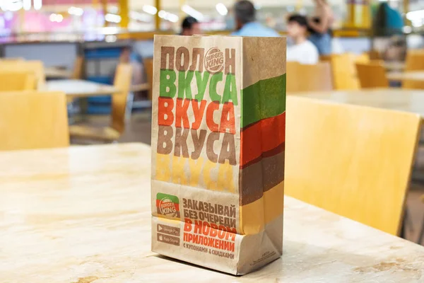 Belarus Polotsk Juli 2021 Burger King Lebensmittelpaket Auf Dem Tisch — Stockfoto