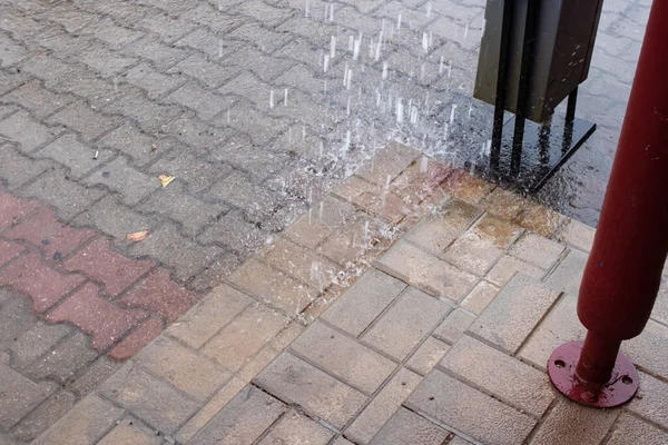 Gotas Chuva Caem Nos Degraus Telha Perto — Fotografia de Stock