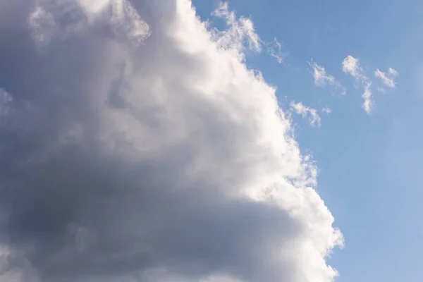 Nuvole Nel Cielo Blu Brillante Vicino — Foto Stock