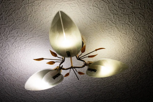 Lampadario Con Tre Lampadine Sul Soffitto Buio — Foto Stock