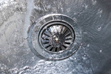 Metal mutfak lavabosu ve musluğu kapat, üst manzara