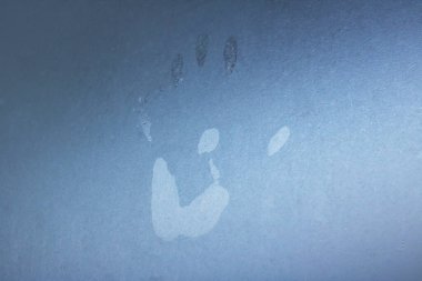 Islak bardakta avuç içi izi.