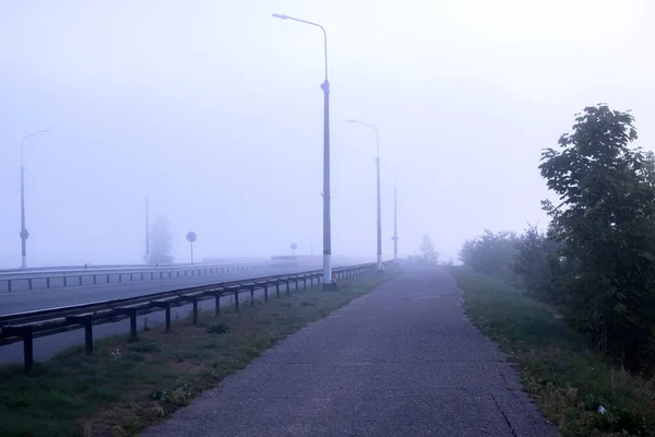 Ponte Strada Nella Nebbia All Alba Vicino — Foto Stock