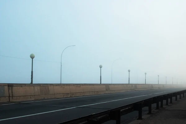 Ponte Strada Nella Nebbia All Alba Vicino — Foto Stock