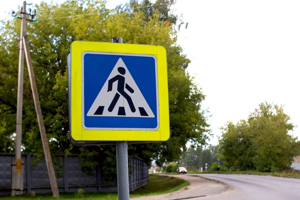 Znak przejścia dla pieszych w pobliżu drogi zbliżenie — Zdjęcie stockowe