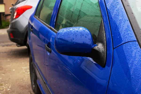 Υγρός Καθρέφτης Του Μπλε Αυτοκινήτου Από Κοντά — Φωτογραφία Αρχείου