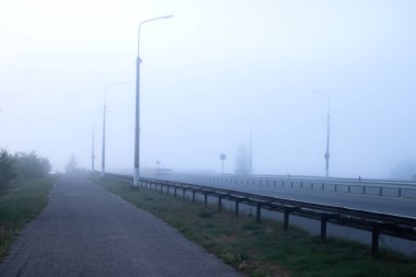 Köprü ve yol şafakta siste