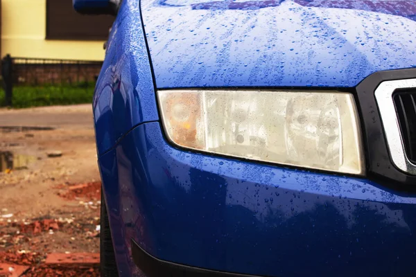 Προβολέας Ενός Μπλε Αυτοκινήτου Σταγόνες Βροχής Κοντά — Φωτογραφία Αρχείου