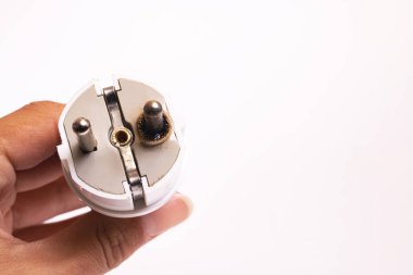 Eldeki yanmış elektrik prizi beyaz arkaplanda izole edildi, boşluğu kopyala