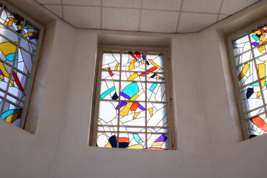 Pencerelerde çok renkli camlar var. Kapatın, eski tarz.