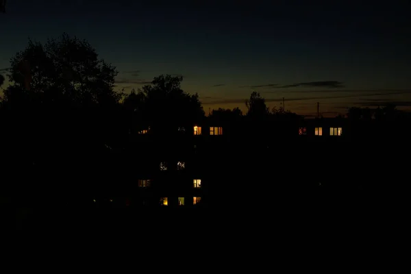 Licht Den Fenstern Des Gebäudes Bei Sonnenuntergang — Stockfoto