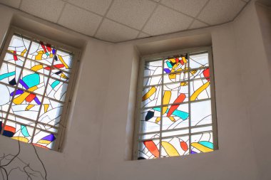 Pencerelerde çok renkli camlar var. Kapatın, eski tarz.