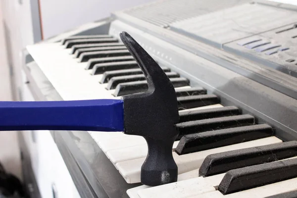 Hammare Träffar Nycklarna Till Ett Gammalt Dammigt Piano — Stockfoto