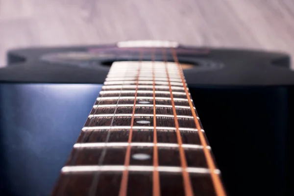 Cuerdas Una Guitarra Negra Cerca Vista Superior — Foto de Stock