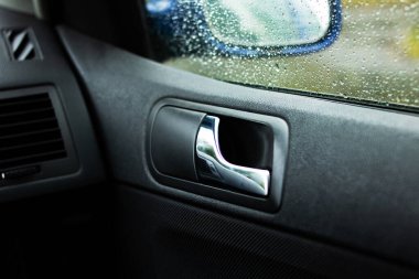 Araba kuaföründe kapı kolu. Kapatın.