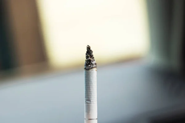 Zigarette Rauchen Auf Grauem Glashintergrund Nahaufnahme — Stockfoto