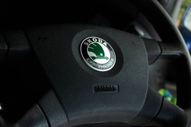 BELARUS, NOVOPOLOTSK -24EPTEMBER, 2021: Bir arabanın direksiyonunda Skoda rozeti