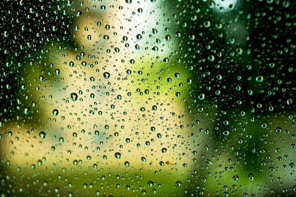 绿底玻璃杯上的雨滴 — 图库照片