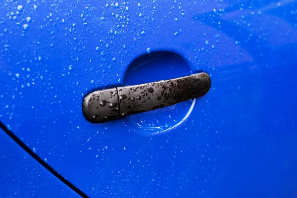 Azul Carro Maçaneta Porta Com Gotas Chuva Perto — Fotografia de Stock