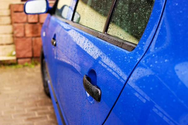 Μπλε Χερούλι Πόρτας Αυτοκινήτου Σταγόνες Βροχής Κοντά — Φωτογραφία Αρχείου