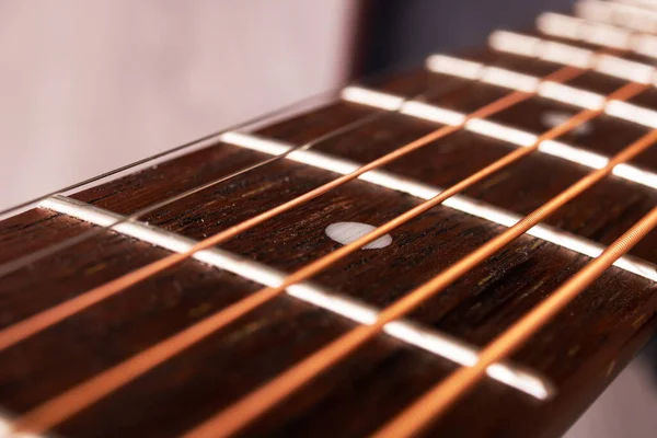 Cordas Uma Guitarra Preta Perto Vista Superior — Fotografia de Stock
