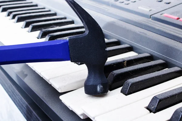 Ein Hammer Schlägt Die Tasten Eines Alten Staubigen Klaviers — Stockfoto