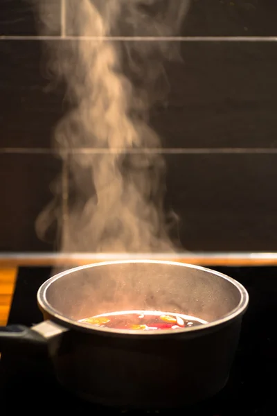 赤ワインソースを沸騰の鍋 — ストック写真